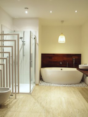 Traverten karolar ile çağdaş banyo