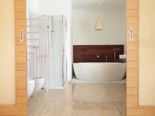 En suite Badezimmer mit freistehender Badewanne — Stockfoto
