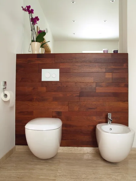 Moderní koupelna s dřevěnou zeď — Stock fotografie