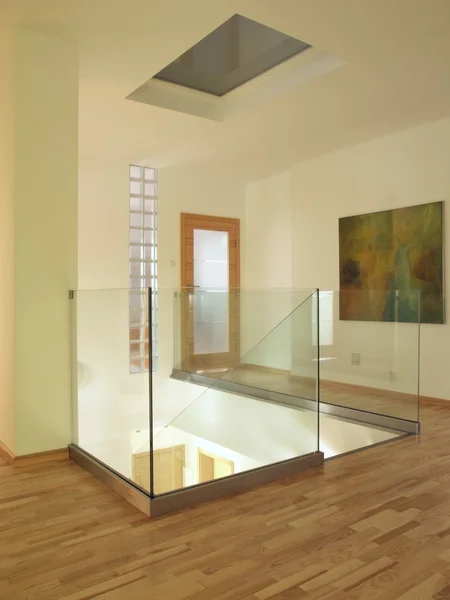 Corredor moderno com escadaria de vidro — Fotografia de Stock