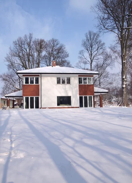 Casa moderna en invierno — Foto de Stock