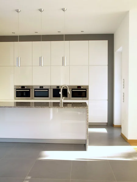 Cozinha minimalista moderna em branco — Fotografia de Stock