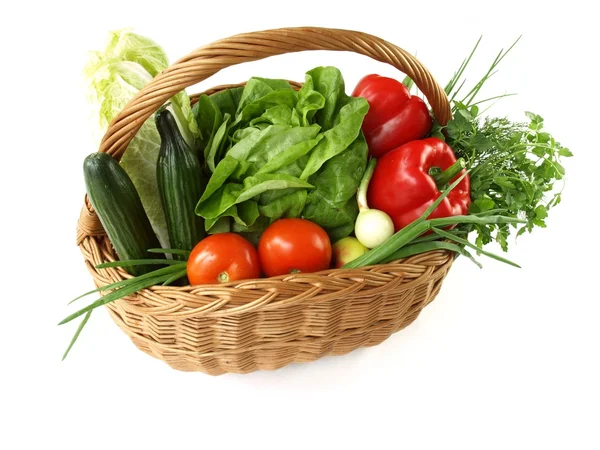 Na białym tle koszyk z warzywami — Zdjęcie stockowe