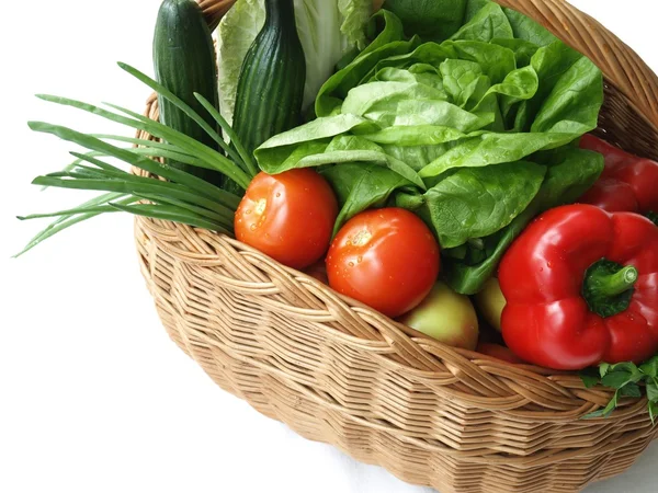 Cesta con verduras, aislado — Foto de Stock