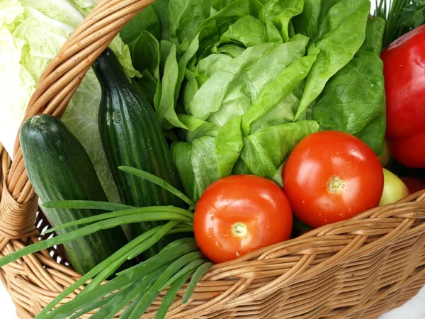 Gros plan d'un panier plein de légumes . — Photo