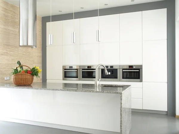 Cozinha branca minimalista com eletrodomésticos embutidos — Fotografia de Stock
