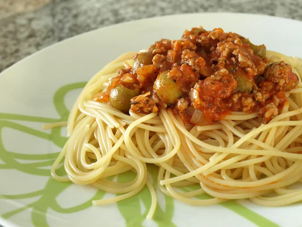 Итальянские спагетти с оливками — стоковое фото