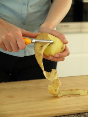 yarısı soyulmuş patates