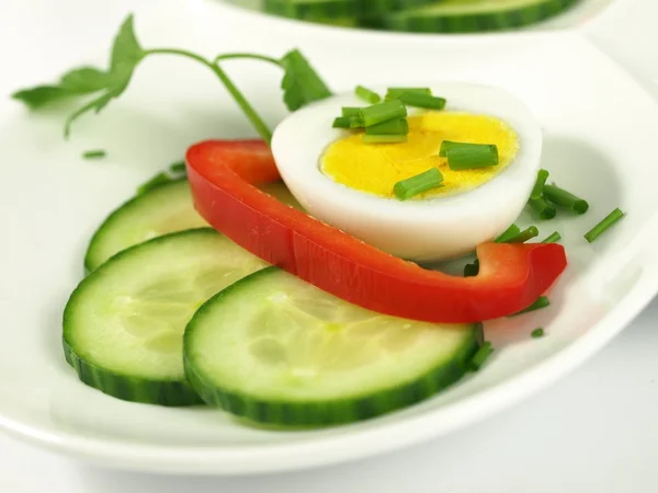 Kokt ägg med garnering, närbild. — Stockfoto