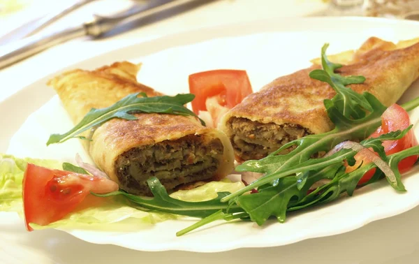 Panquecas enrolado decorado com salada para o jantar — Fotografia de Stock