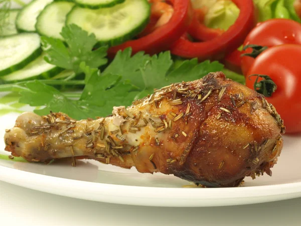 Roasted chicken and vegetables, close-up — Stock Photo, Image