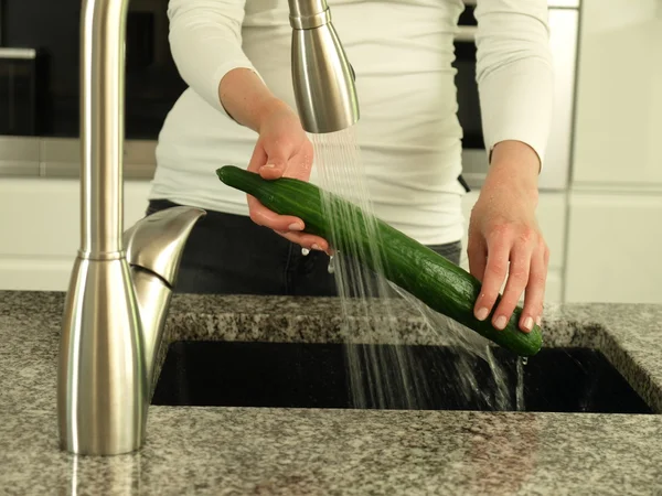 Washing cucumber — Stock Photo, Image