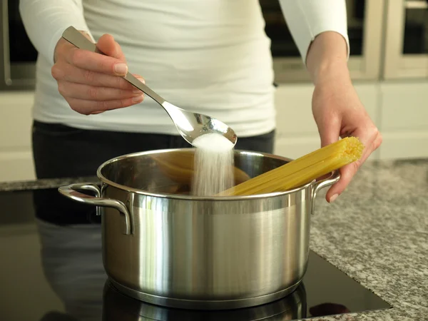 Zouten van pasta — Stockfoto