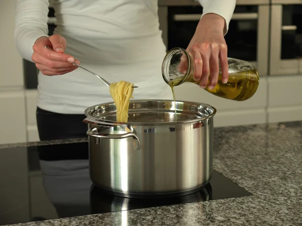 Preparación de plato de espagueti —  Fotos de Stock