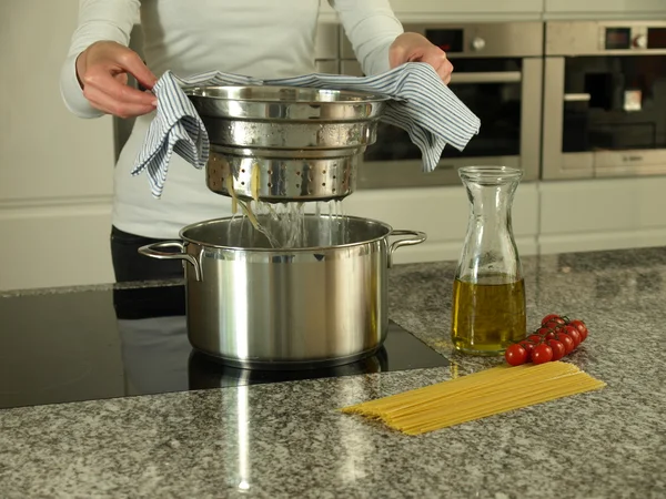 Preparing spaghetti — Stockfoto