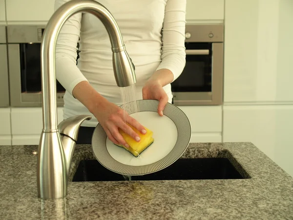 Washing dishes — Stock Photo, Image