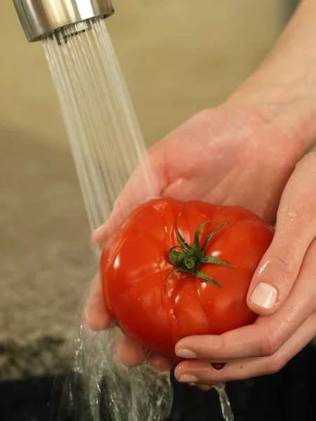 Lavagem de tomate — Fotografia de Stock