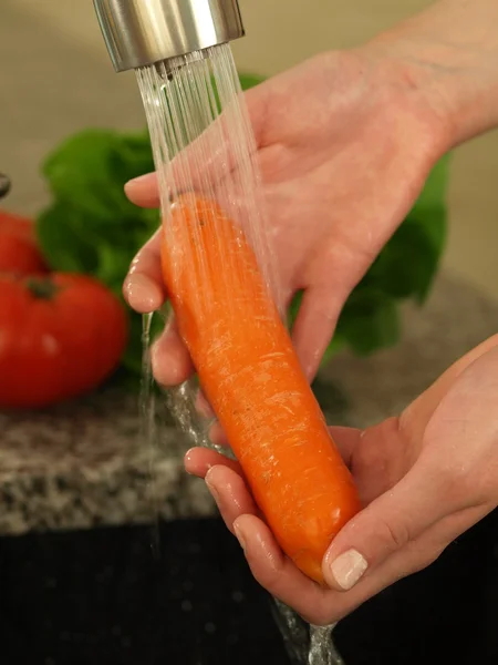 Мытье моркови — стоковое фото