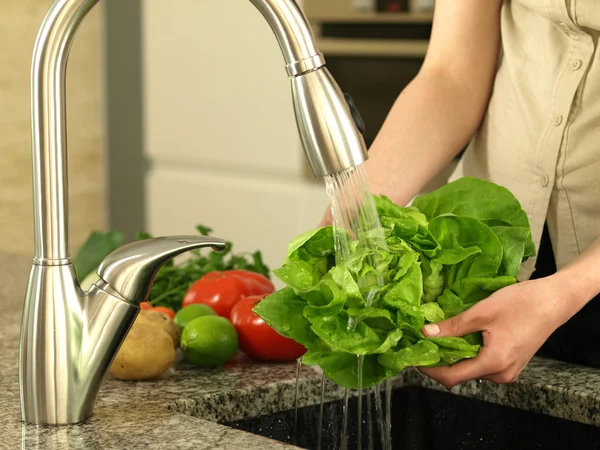 Washing lettuce — Stock Photo, Image