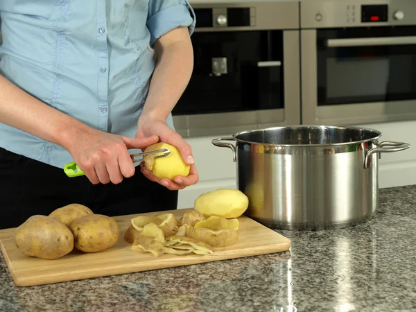 Boiling potatoes — Stock Photo, Image