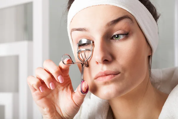 Mujer usando rizador — Foto de Stock