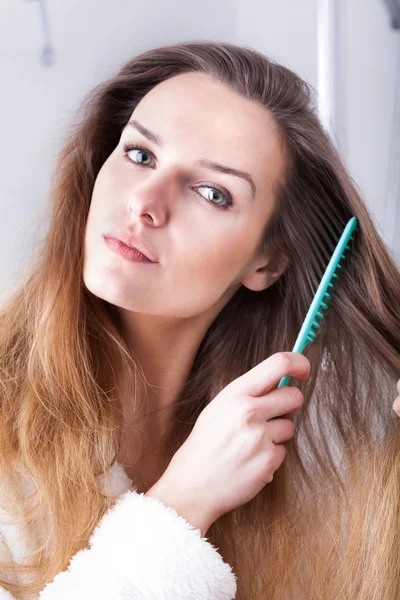 Donna pettinando i capelli — Foto Stock