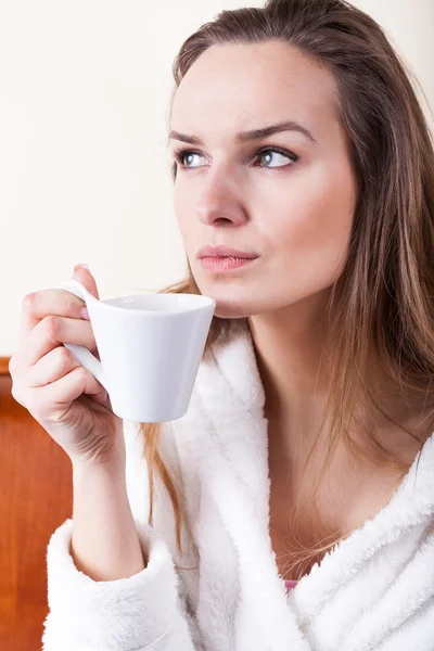 Vrouw die koffie drinkt — Stockfoto