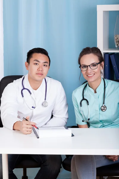 Médicos multi-étnicos — Fotografia de Stock