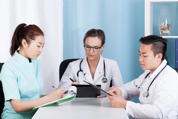 Equipe de médicos mestiços — Fotografia de Stock