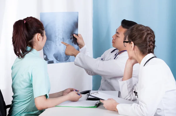 Grupo de médicos analisando raio-X — Fotografia de Stock