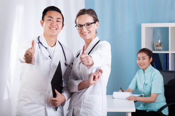 Pessoal médico mostrando polegares para cima sinal — Fotografia de Stock