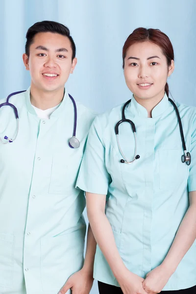 Médicos asiáticos em avental médico com estetoscópio — Fotografia de Stock