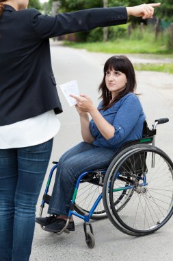 tekerlekli sandalye yoldan geçen yönleri hakkında soran kadına