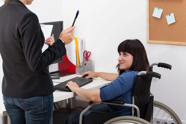 Handikappad kvinna på rullstol talar med manager — Stockfoto