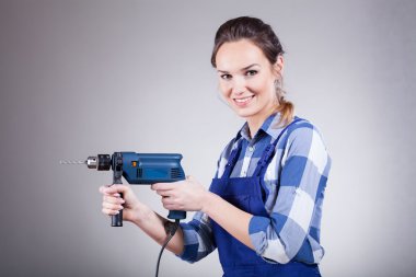 matkap ile gülümseyen kadın