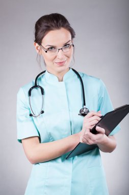 güzel doktor önlük giyiyor