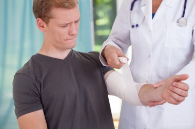 adam ağrıyan el ile