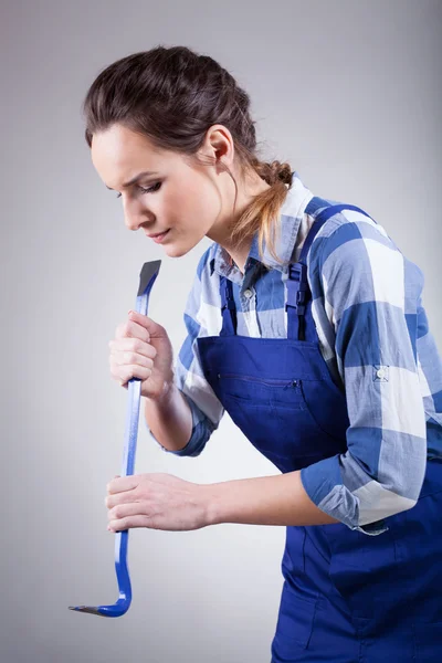 Young handywoman with a jemmy — Stock Photo, Image