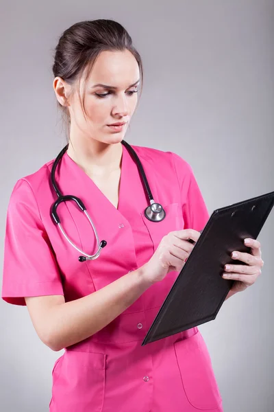 Sexy zdravotní sestra v růžové — Stock fotografie