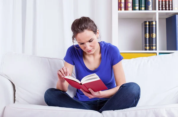 Vrouw thuis lezen — Stockfoto