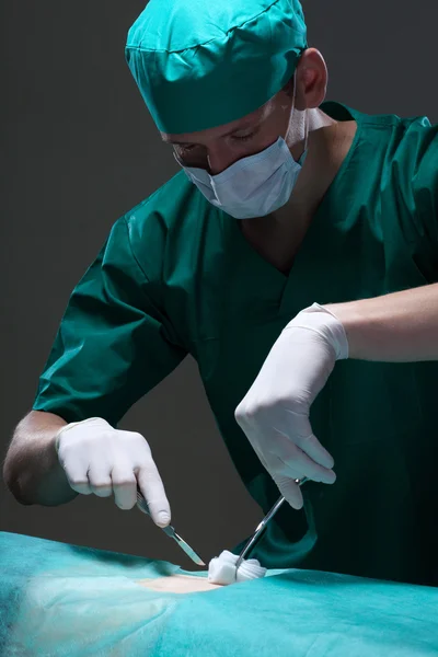 Médico durante la cirugía — Foto de Stock
