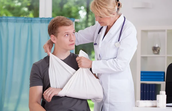 Médecin et patient avec la main cassée — Photo