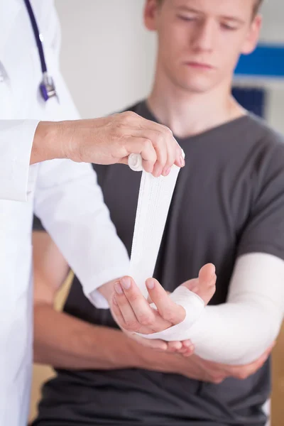 Muž se zlomenou rukou — Stock fotografie