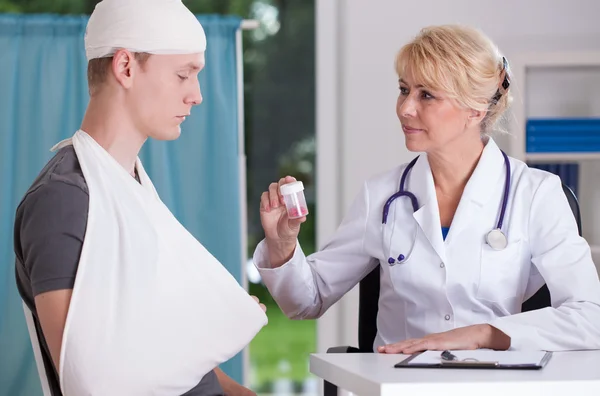 Doctor giving drugs to patient — Stock Photo, Image