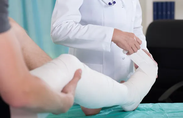 Patient avec jambe en plâtre — Photo