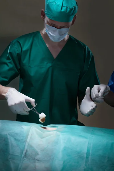 Chirurgien pendant la chirurgie — Photo