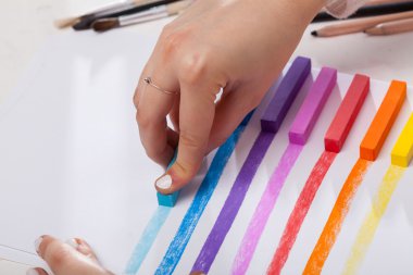 beyaz kağıt üzerine pastel boyalı hatları