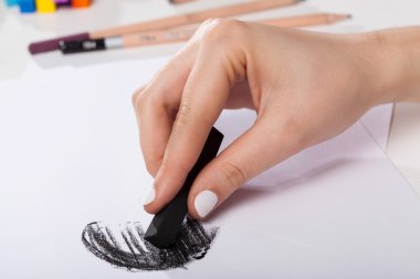 kadın eli tarafından pastel boyalı Close-Up