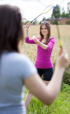 Kızlar badminton oynarken