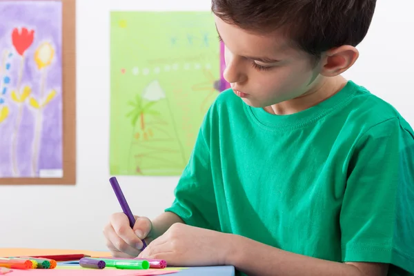 Jongen verven op kunst lessen — Stockfoto